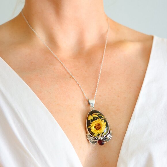 Baltic Amber Necklace - Sunflower Cameo with Spider in 925 Sterling Silver - Picture 3 of 7